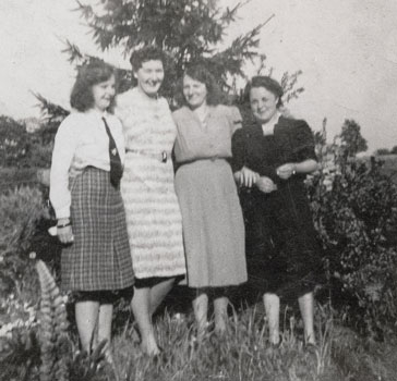 Norma Reeks and Joan Capon with their landlady and her daughter